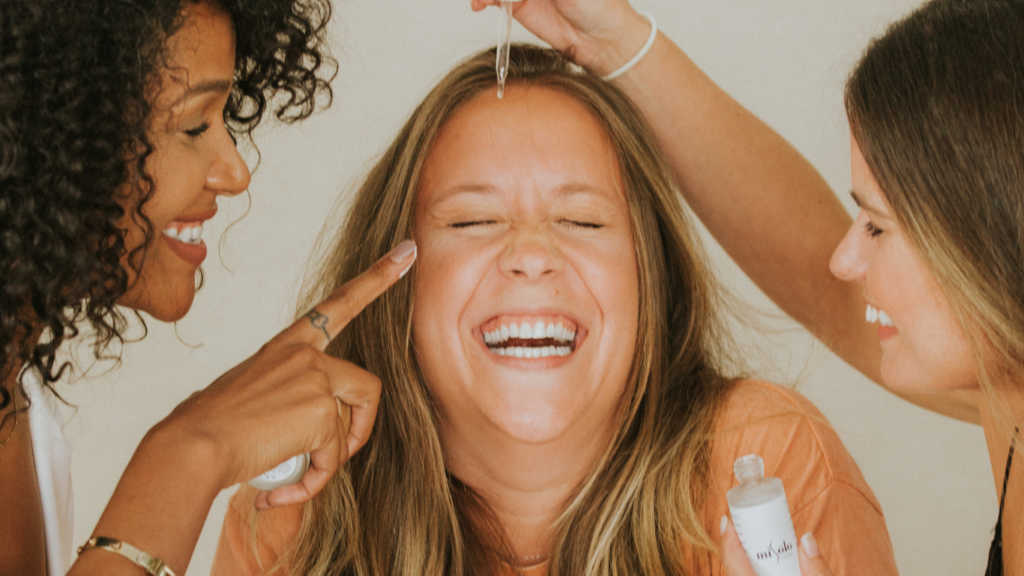 tres mujeres, aparentemente amigas, sonriendo