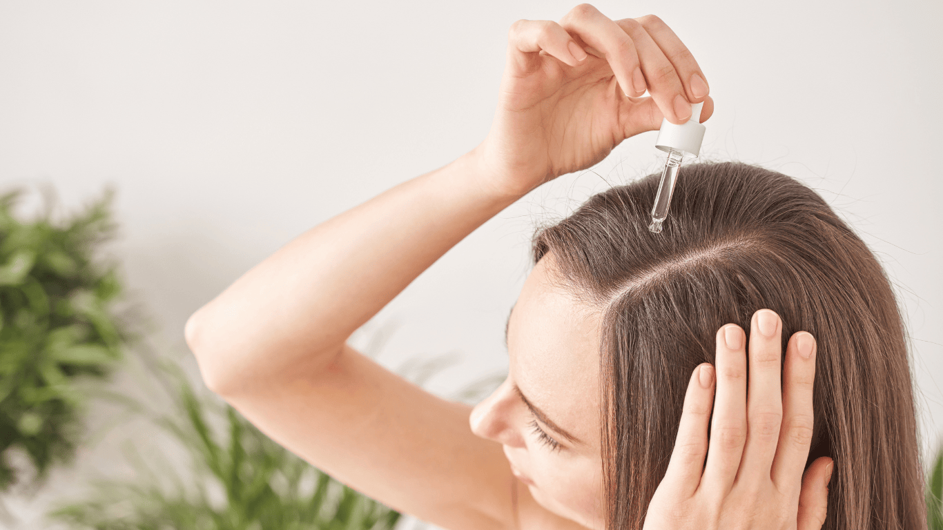 Mujer echándose sérum/aceite en el cabello